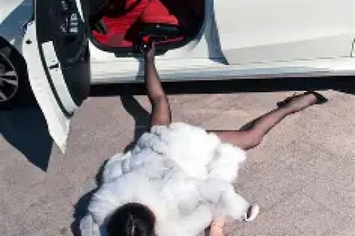 大瓜！曝某95顶流小花两副面孔人前傻白甜人后刁蛮控制欲强男友无法忍受出轨了经纪人