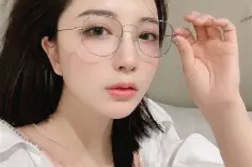 内娱开年地震！30岁网红司晓迪爆料睡遍顶流48小时反转封账号