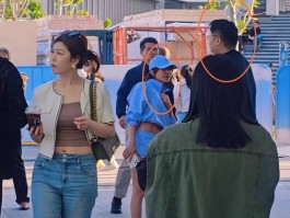 曝网红“猴哥”新恋情！与女伴当街暧昧女方颜值碾压前妻